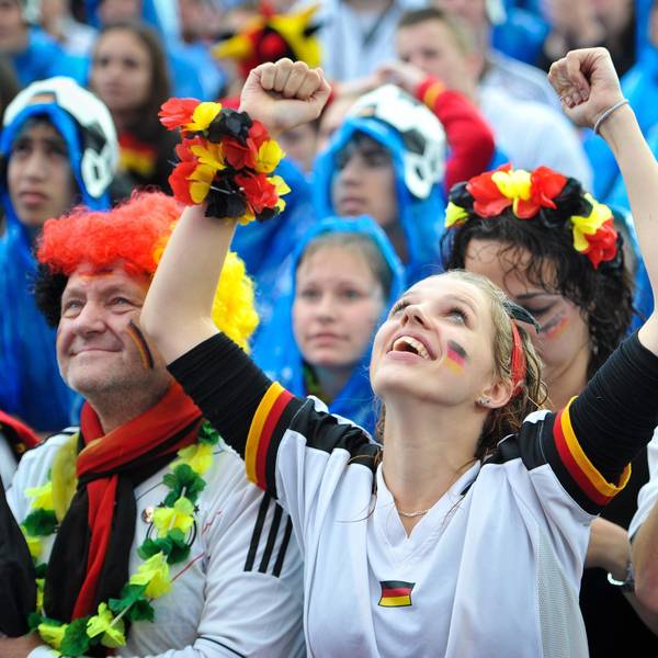 Besucher und Besucherinnen jubeln 2014 beim Public Viewing des WM-Fußballspiels Deutschland gegen USA.