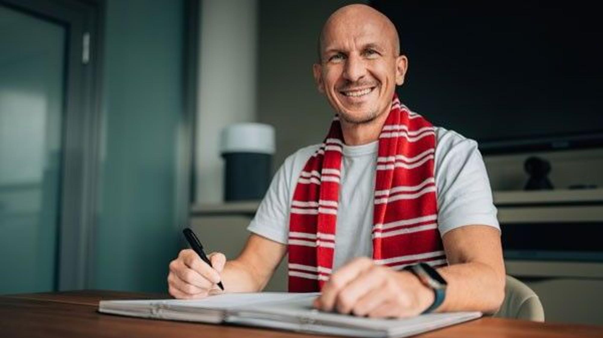 Gerhard Struber unterschreibt den Vertrag.