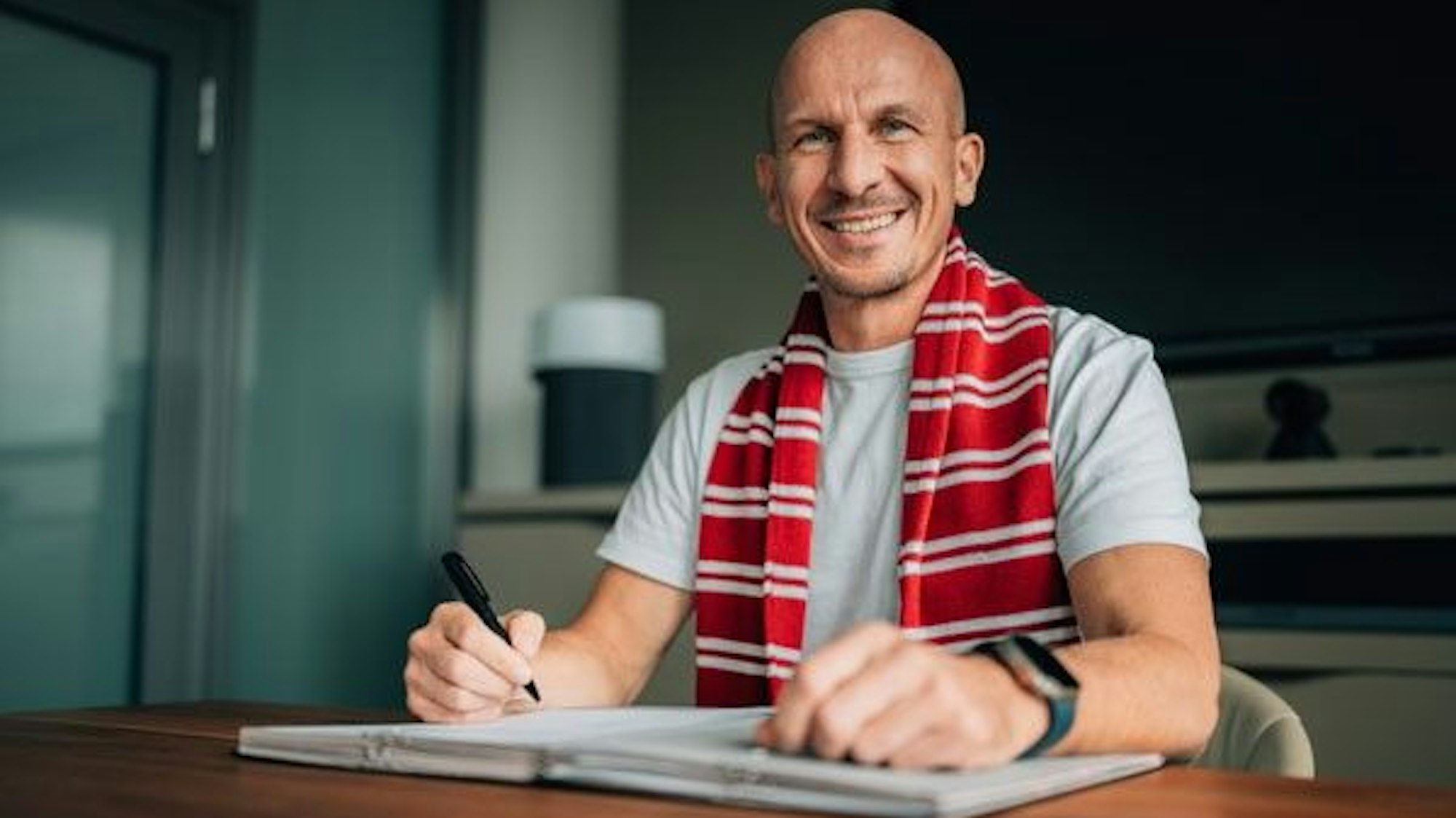 Gerhard Struber unterschreibt den Vertrag.