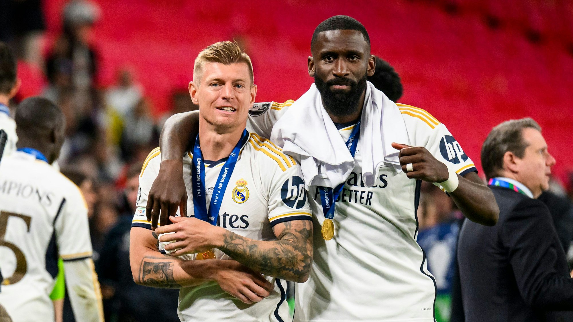 Toni Kroos (l.) und Antonio Rüdiger nach dem gewonnenen Champions-League-Finale in London.