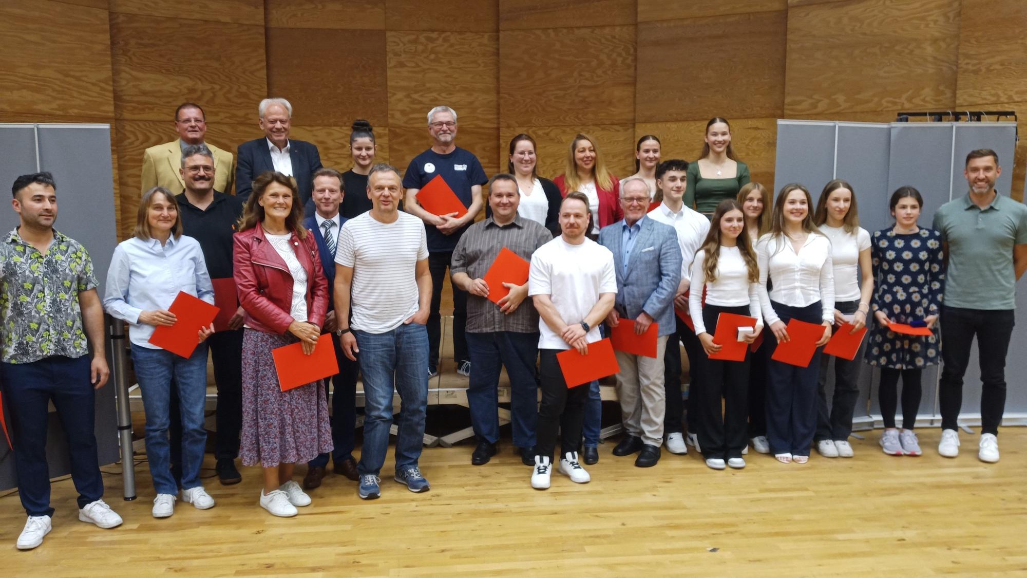 Kölner Sportlerinnen und Sportler wurden in Mülheim für ihre Leistungen geehrt. Bezirksbürgermeister Norbert Fuchs begrüßte sie im VHS Saal des Mülheimer Bürgeramts.
