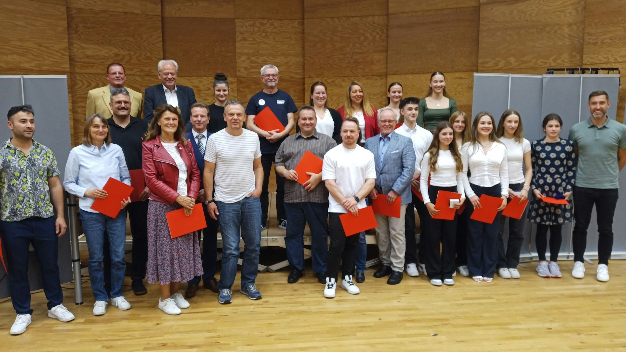 Kölner Sportlerinnen und Sportler wurden in Mülheim für ihre Leistungen geehrt. Bezirksbürgermeister Norbert Fuchs begrüßte sie im VHS Saal des Mülheimer Bürgeramts.