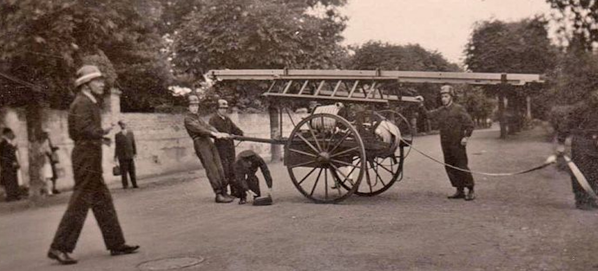 Eine historische Aufnahme mit einem alten „Leiterwagen“.