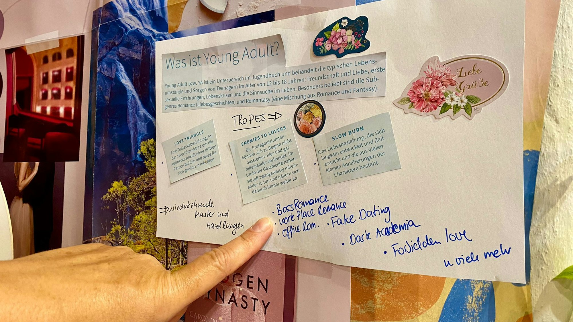Ein Finger zeigt auf ein selbst-erstelltes Plakat mit dem Titel „Was ist Young Adult“?