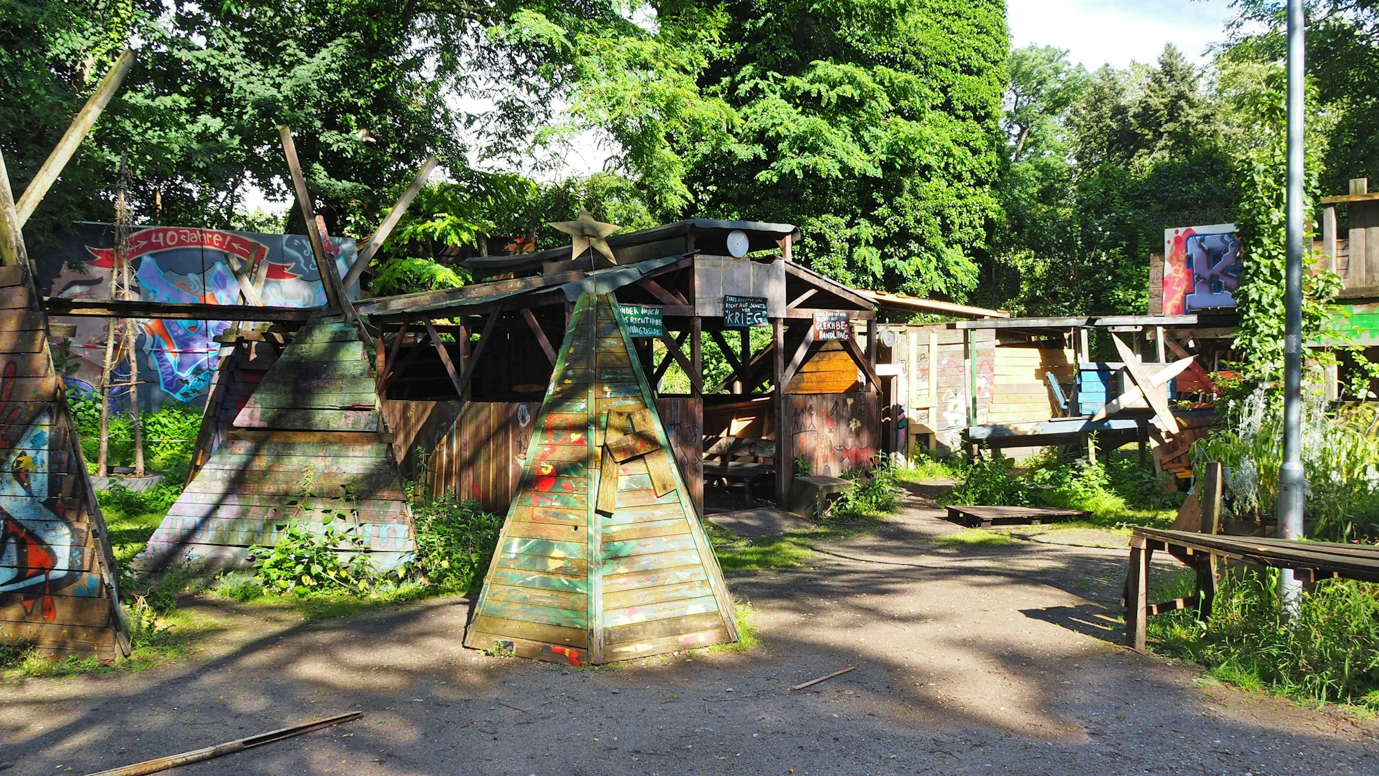 Auf dem großen, namensgebenden Bauspielplatz des Jugendzentrums im Friedenspark können Kinder frei spielen und selbst Hütten bauen.