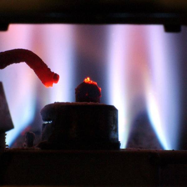 Das Bild zeigt die Zündvorrichtung einer sich in Betrieb befindlichen Gastherme. Es ist ein Symbolbild zur Verbraucherberatung, die in vielen Fällen der Energiekosten um Rat gefragt wird.