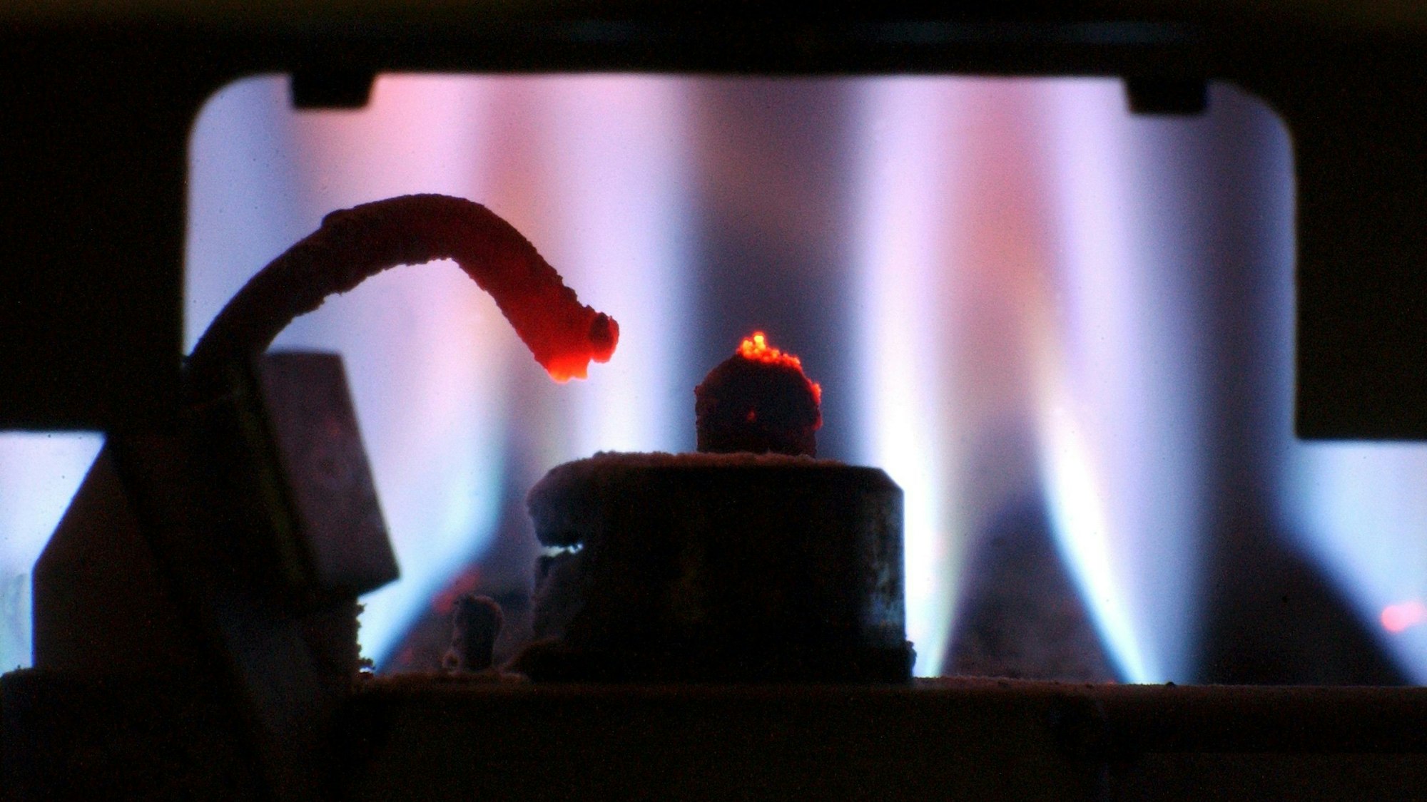 Das Bild zeigt die Zündvorrichtung einer sich in Betrieb befindlichen Gastherme. Es ist ein Symbolbild zur Verbraucherberatung, die in vielen Fällen der Energiekosten um Rat gefragt wird.