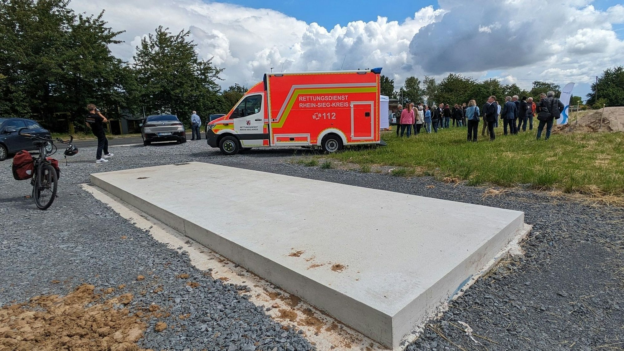 Der Neubau der Rettungswache am Hellenkreuz. Eine erste Bodenplatte liegt bereits.