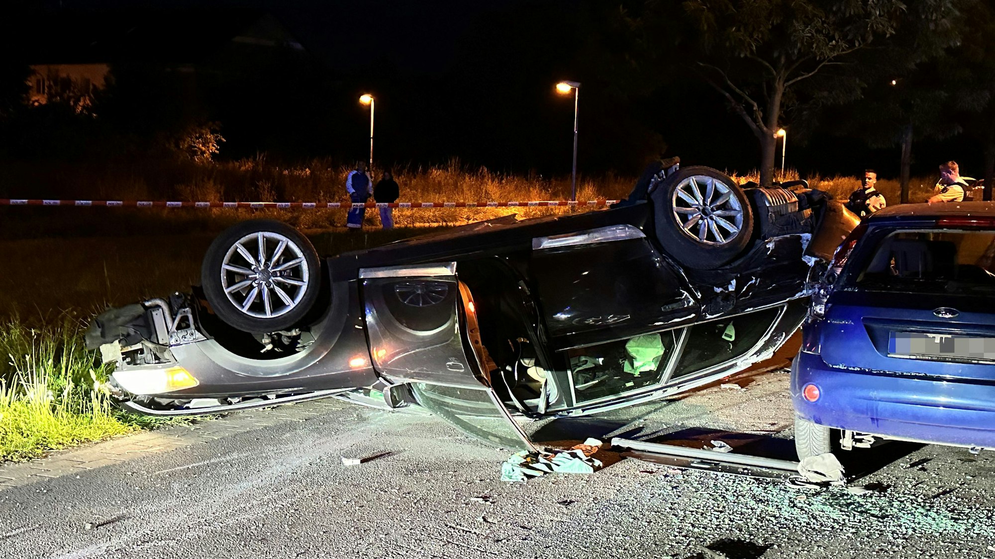 Bei einem schweren Verkehrsunfall nach einer Verfolgungsfahrt hat sich ein Audi in der Hans-Schulten-Str. in Köln-Neubrück am Dienstag, 11. Juni 2024, überschlagen. Der Fahrer wurde dabei schwer verletzt.