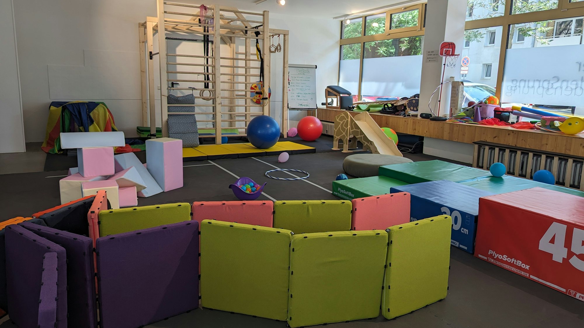 Im Atelier Freudensprung in Mülheim bietet Ina Sloane Bewegungsangebote für Eltern und ihre Kinder.