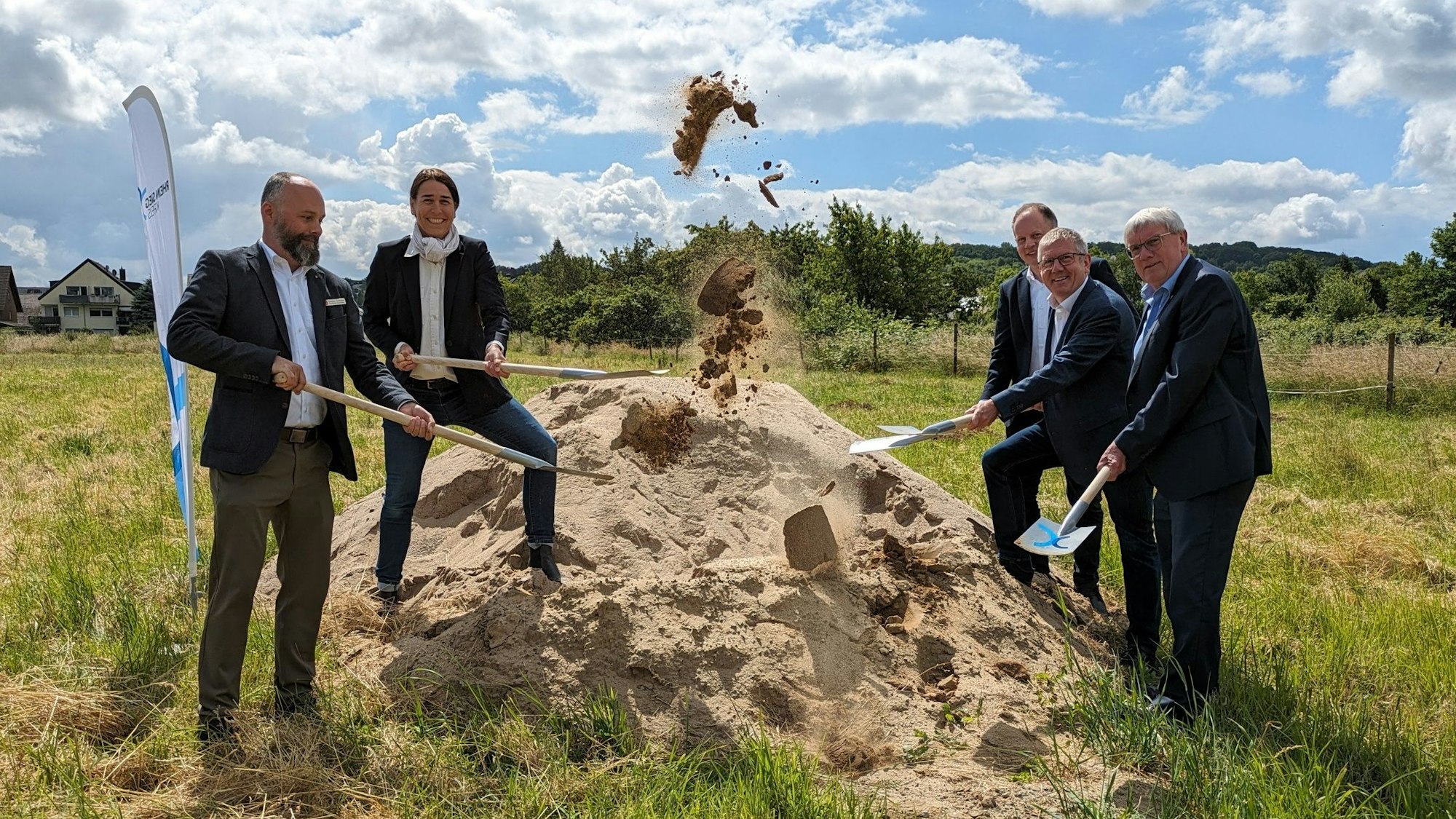 Der erste Spatenstich für die neue Rettungswache ist gesetzt (von links): Christian Hoffmann (Leiter Malteser-Rettungswache Bornheim), Kreisdirektorin Svenja Udelhoven, Michael Rudersdorf (Dezernent für Bevölkerungsschutz des RS Kreises), Bornheims Bürgermeister Christoph Becker und Landrat Sebastian Schuster.