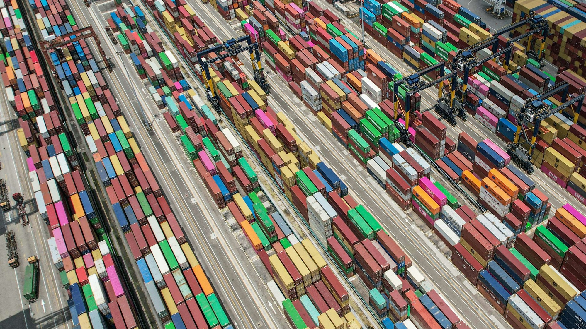 Luftbild: Container im Hafen von Shenzen