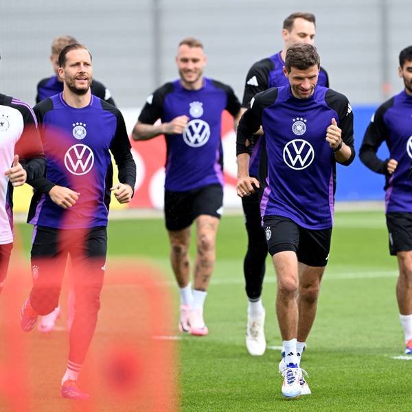 Die deutschen Spieler Oliver Baumann, David Raum, Manuel Neuer (hinten), Thomas Müller (M./vorn), İlkay Gündoğan und Pascal Groß laufen im Training.