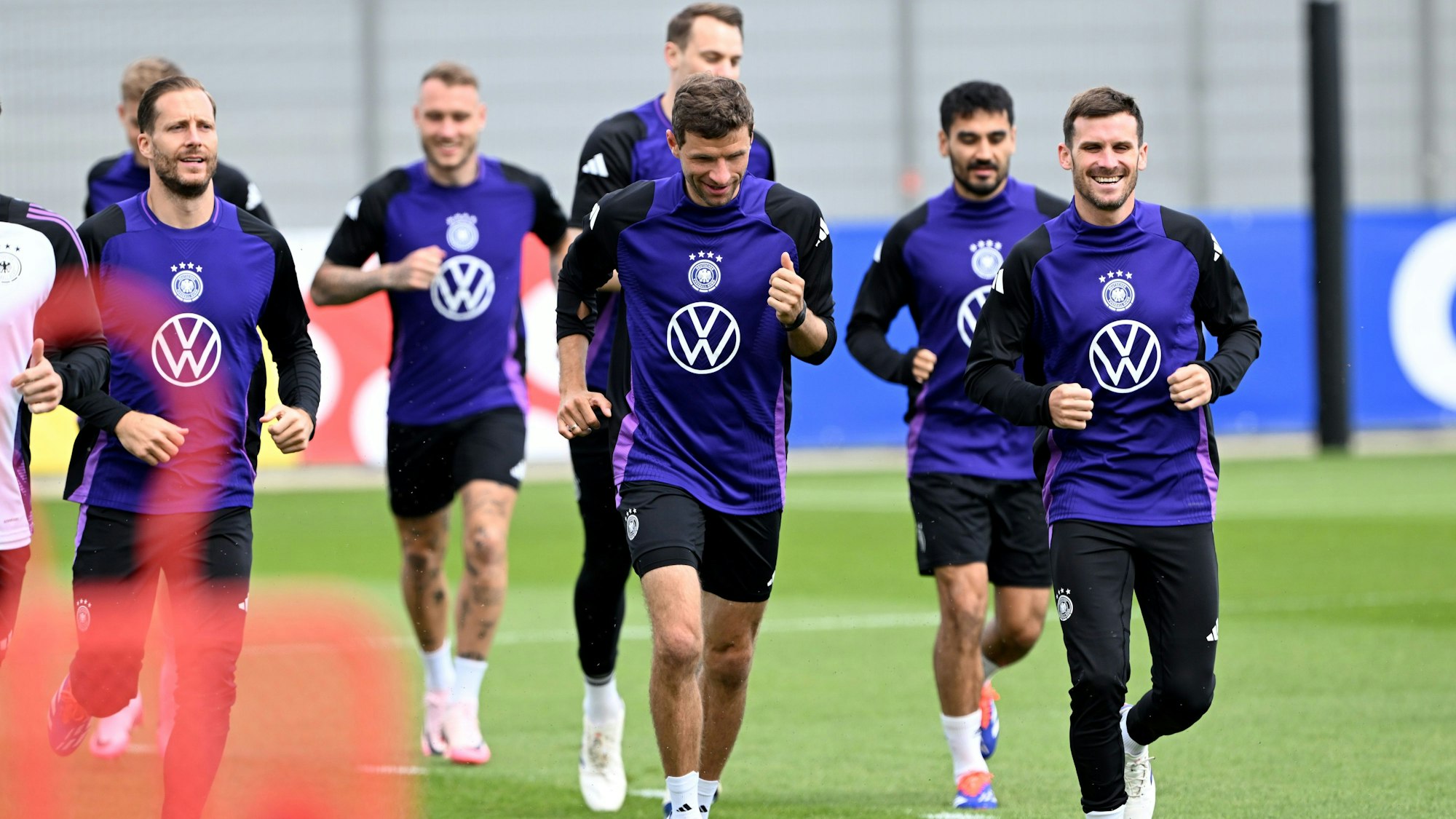 Die deutschen Spieler Oliver Baumann, David Raum, Manuel Neuer (hinten), Thomas Müller (M./vorn), İlkay Gündoğan und Pascal Groß laufen im Training.