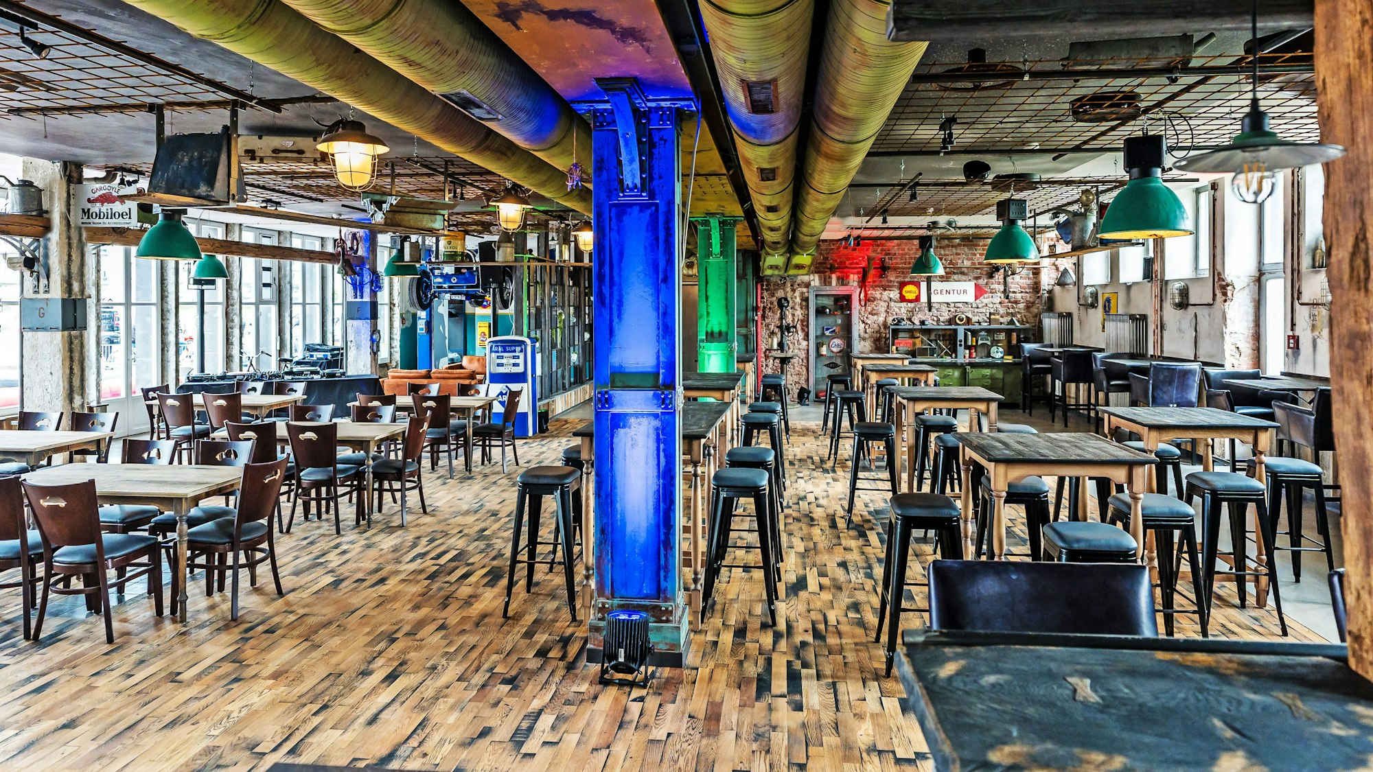 In der Motorwold Inn Eventgarage sollen bis zu 250 Gäste an Tischen und Stühlen Platz finden.