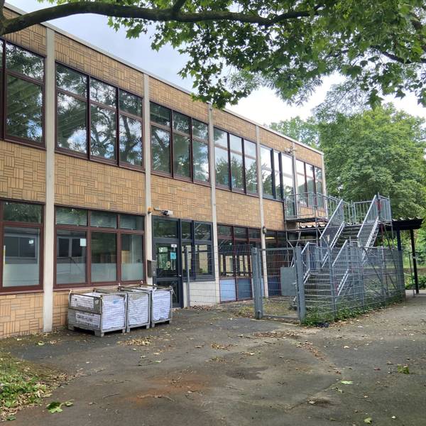 Auf dem Bild ist die ehemalige Anne-Frank-Schule zu sehen.