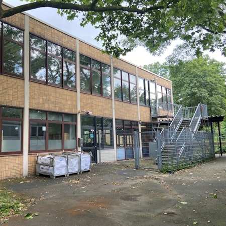 Auf dem Bild ist die ehemalige Anne-Frank-Schule zu sehen.