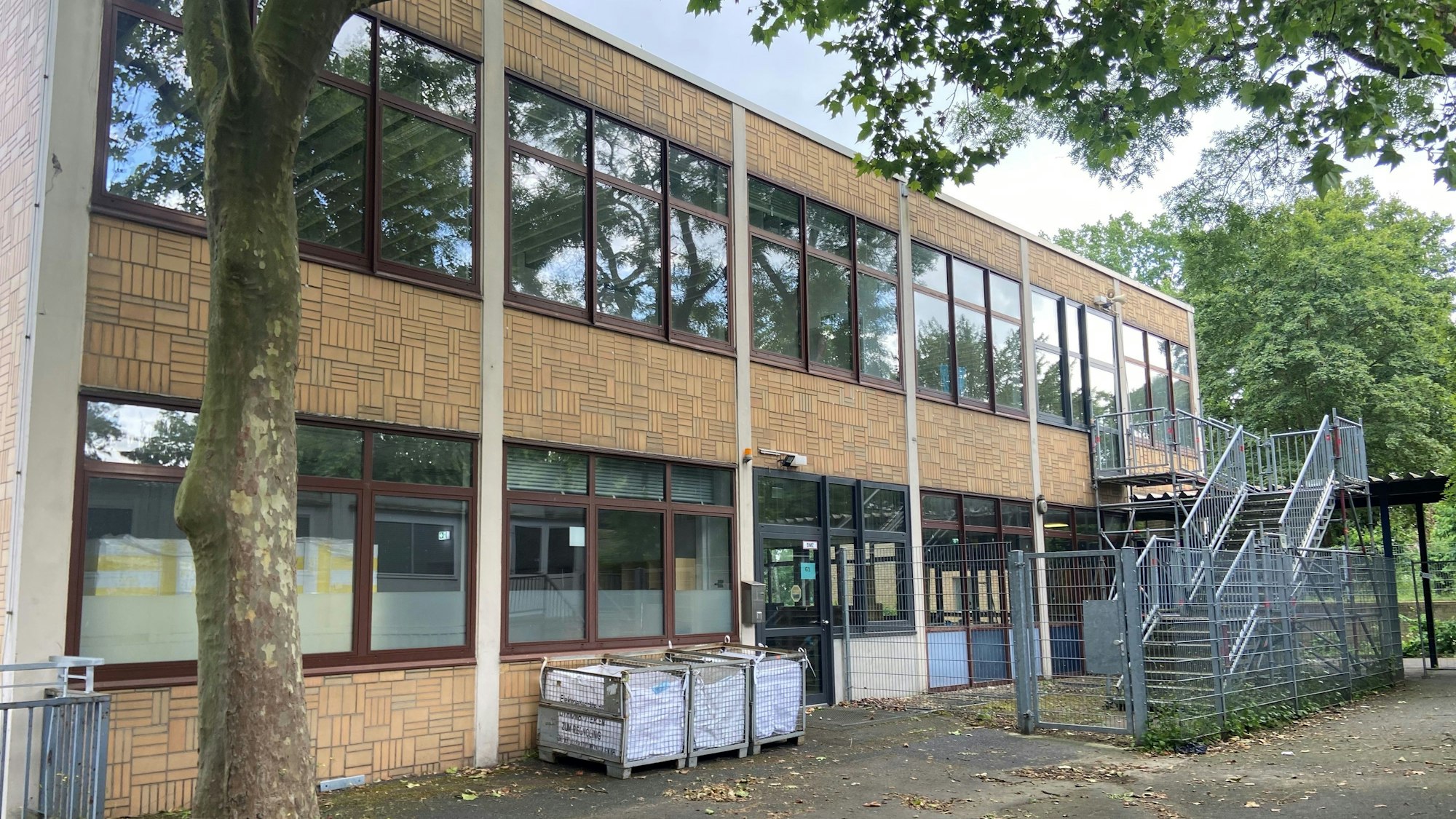 Auf dem Bild ist ein Schulgebäude zu sehen.