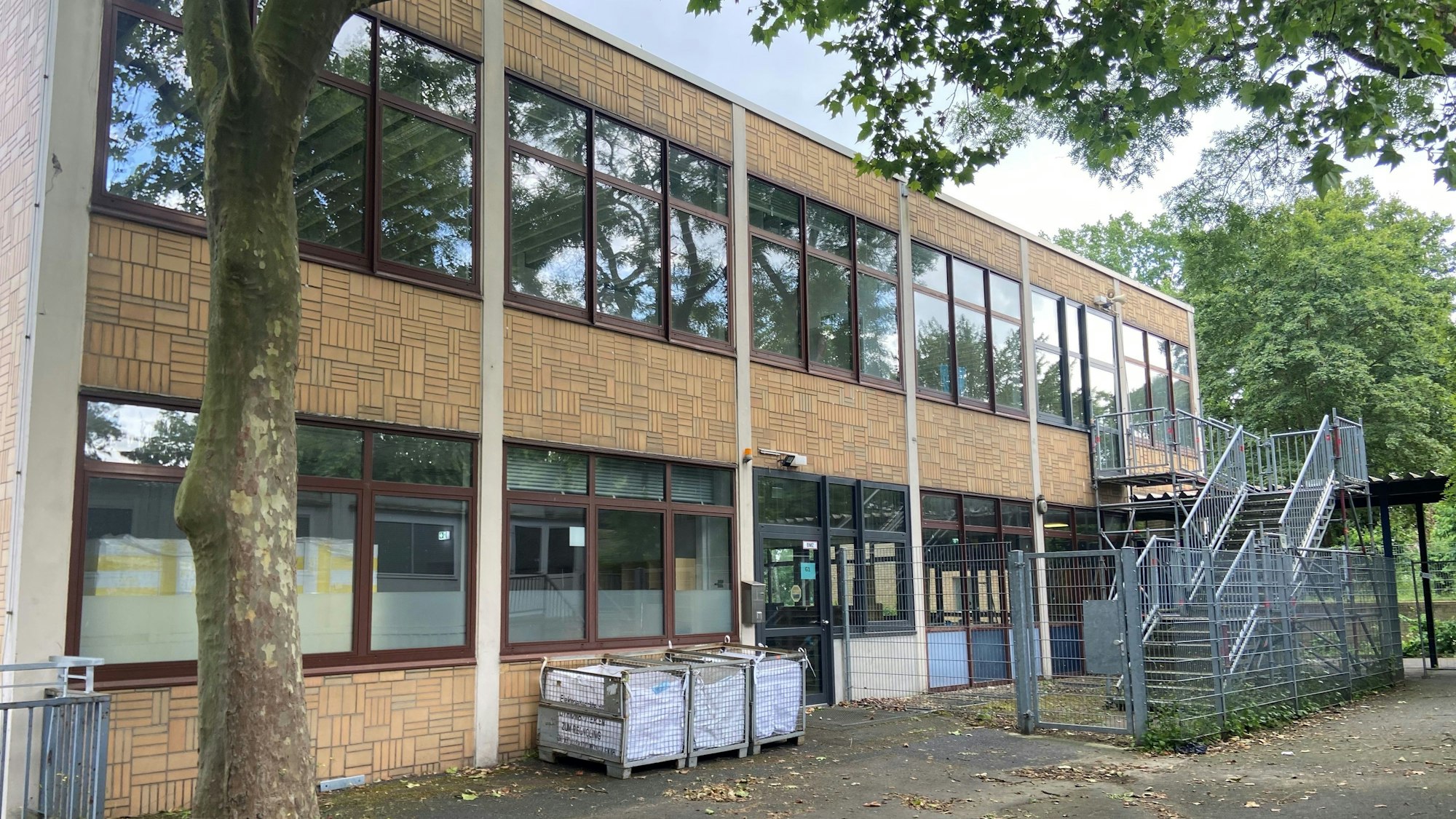 Auf dem Bild ist ein Schulgebäude zu sehen.