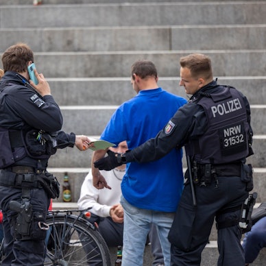 Beamte der Polizei kontrollieren Personen auf dem Wiener Platz. Am Wiener Platz in Köln-Mülheim gilt seit Mittwoch die erste permanente Waffenverbotszone in Nordrhein-Westfalen. Sie beziehe sich auf Messer, Schlagstöcke, Pfefferspray und andere Waffen.