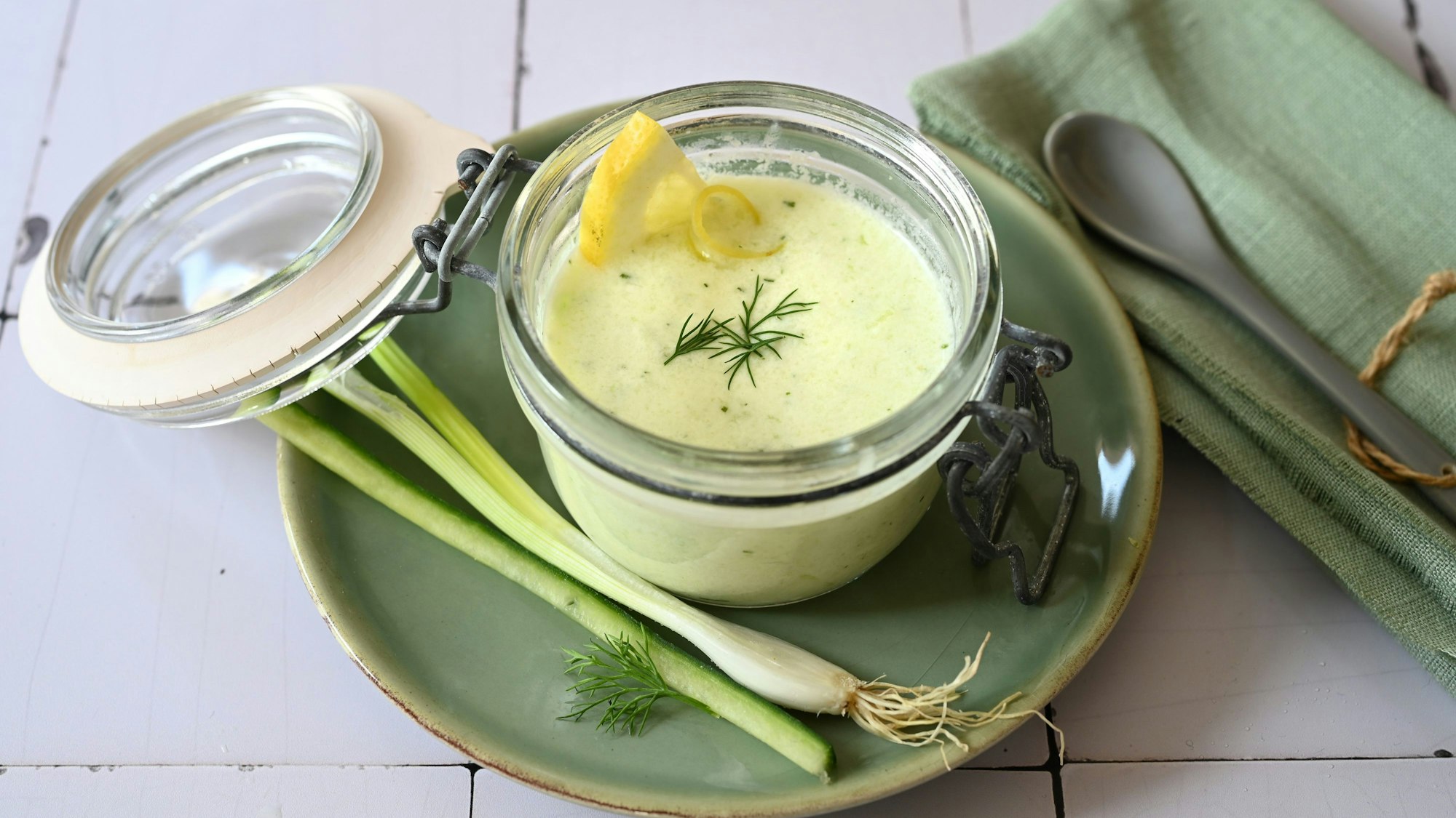 Kalter Genuss für heiße Tage: Die Joghurt-Gurken-Suppe von Food-Bloggerin Julia Uehren.