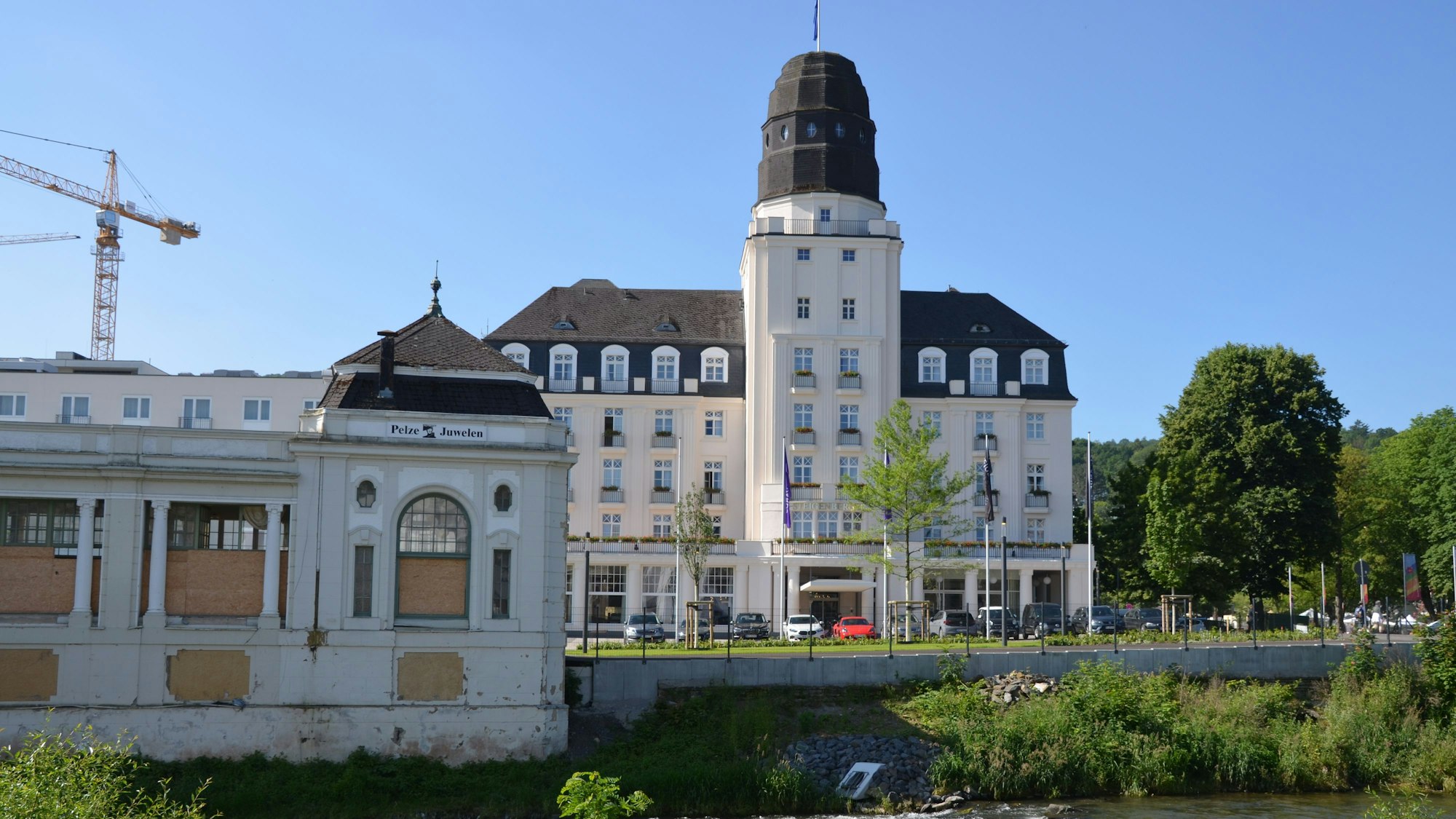 Das Kurhaus im Vordergrund soll bis Ende des Jahres wiedereröffnet werden.