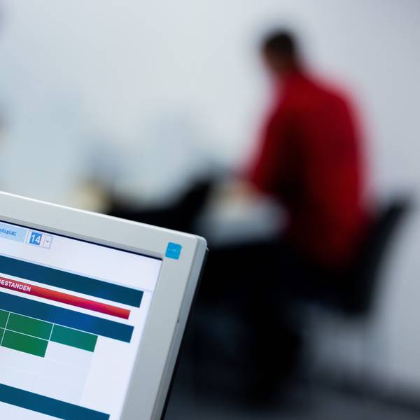 Monitor eines Prüfers des TÜV Rheinland bei der theoretischen Prüfung