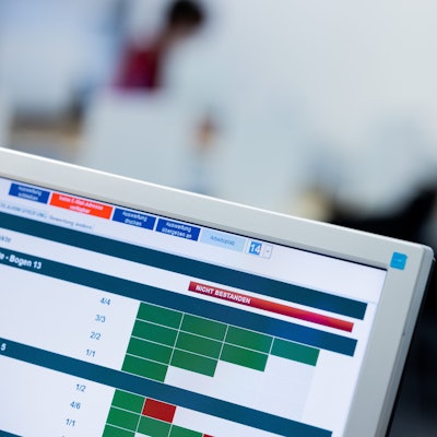 Monitor eines Prüfers des TÜV Rheinland bei der theoretischen Prüfung