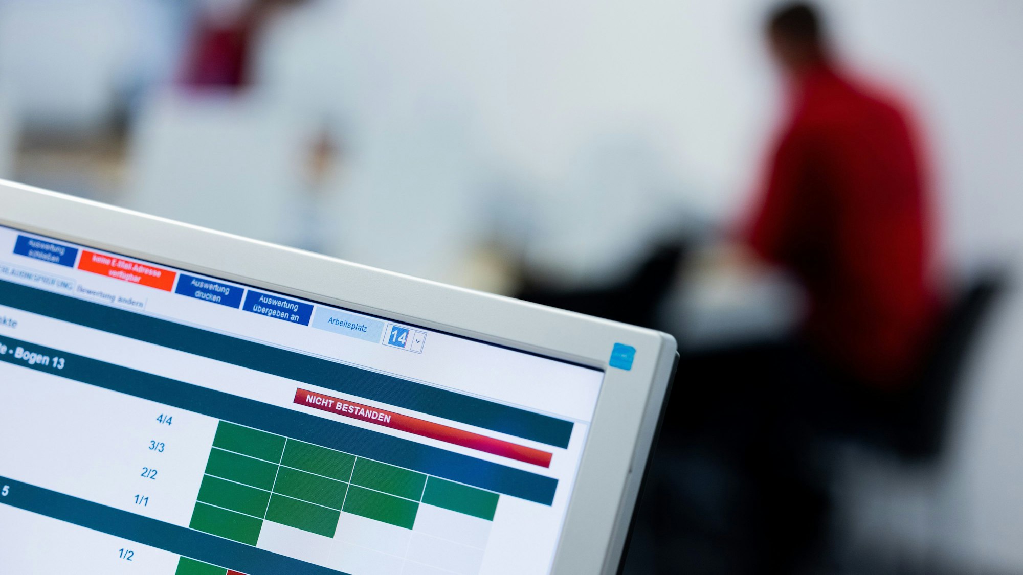 Monitor eines Prüfers des TÜV Rheinland bei der theoretischen Prüfung