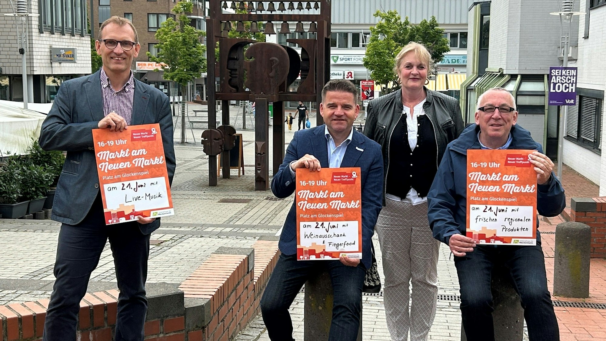 Freuen sich auf den neuen Treffpunkt beim „Markt am Neuen Markt“, von links: Wirtschaftsförderer Dirk Schwindenhammer, Bürgermeister Holger Jung sowie Gabriele Sperling und Willi M. Wittges-Stoelben vom Meckenheimer Verbund.