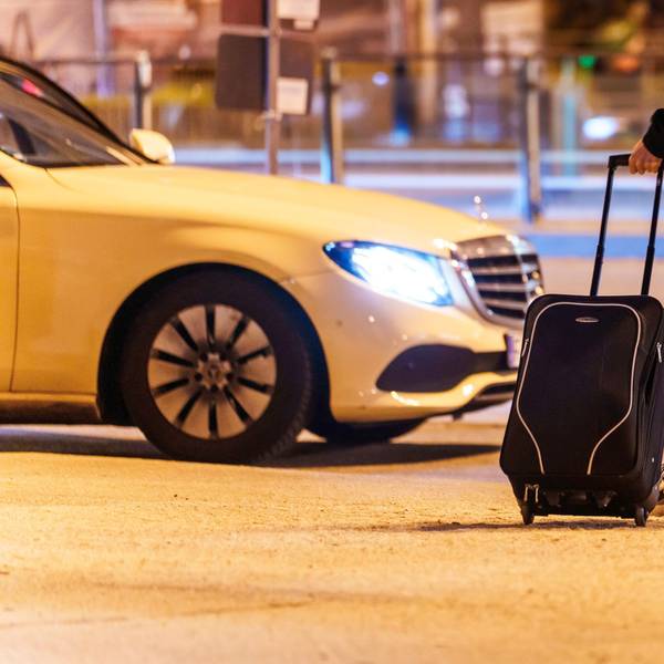 Eine Frau wartet am Hauptbahnhof auf ein Taxi.