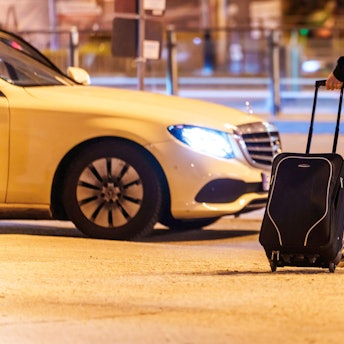 Eine Frau wartet am Hauptbahnhof auf ein Taxi.