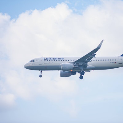 Ein Airbus A321 der Lufthansa im Landeanflug. Die Maschine ist in den markanten Farben weiß, blau und gelb lackiert. (Symbolbild)