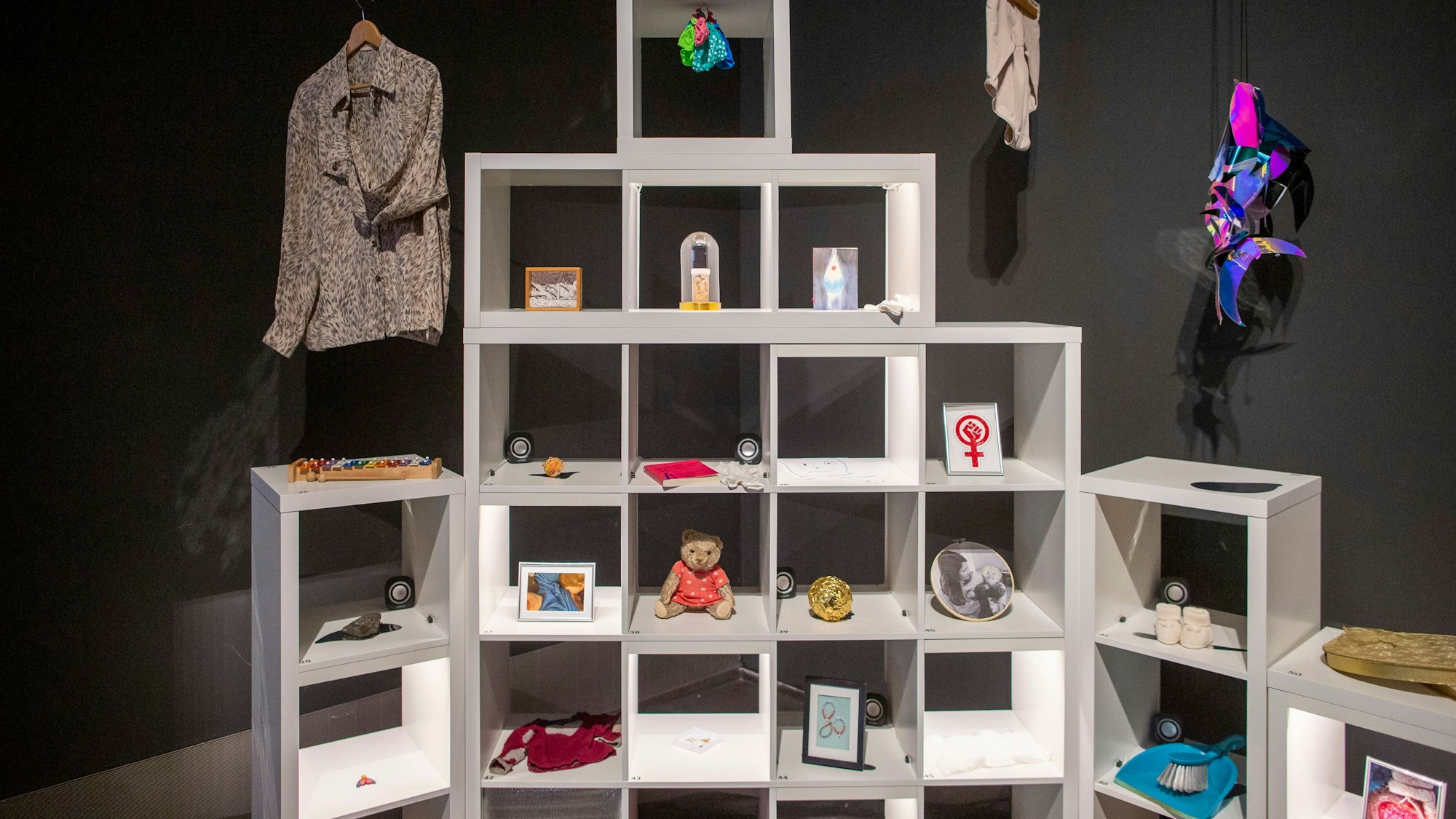 Vom Teddy bis zum Kehrblech reichen die Ausstellungsstücke, die in einem Regal aufgebaut sind.