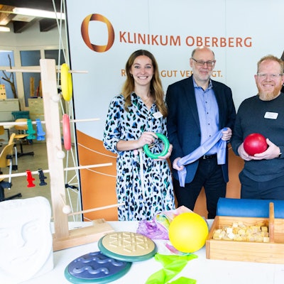 Das Foto zeigt Nadine Köhler, Leiterin der Ergotherapieschule, Chefarzt Professor Franz Blaes, der Leitende Ergotherapeut Jörg Büscher und Sascha Klein, Geschäftsführer des Klinikums Oberberg.