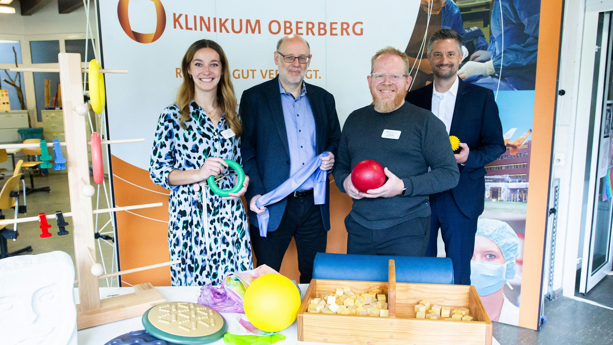 Das Foto zeigt Nadine Köhler, Leiterin der Ergotherapieschule, Chefarzt Professor Franz Blaes, der Leitende Ergotherapeut Jörg Büscher und Sascha Klein, Geschäftsführer des Klinikums Oberberg.