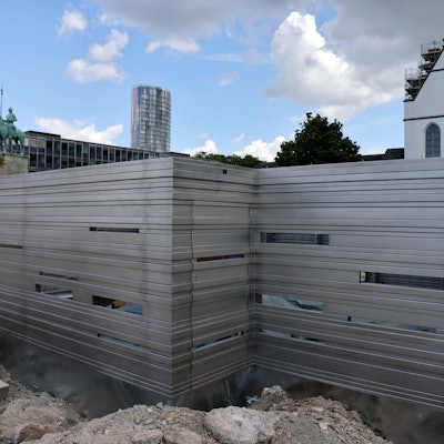 Stahlkubus mit Schießscharten-Optik.