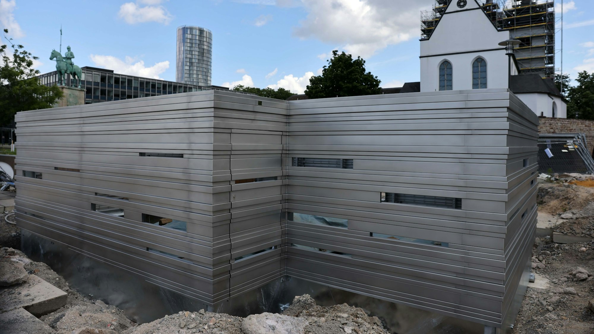 Stahlkubus mit Schießscharten-Optik.