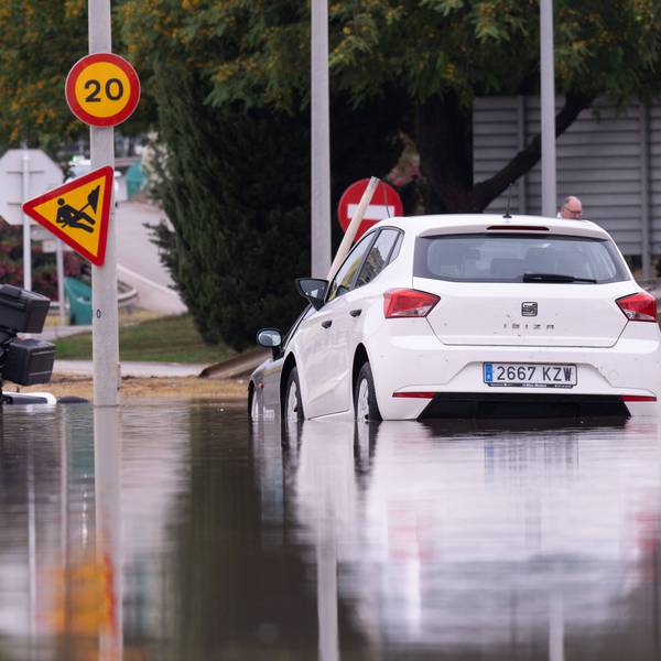 Nach schweren Unwettern sind Teile Mallorcas überschwemmt. In nur drei Stunden fielen in der Insel-Hauptstadt Palma de Mallorca mehr als 70 Liter Regen – am Flughafen herrschte Chaos.