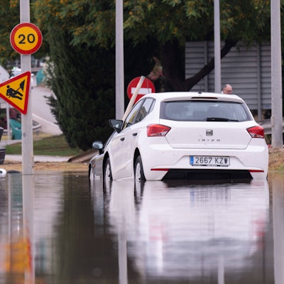 Nach schweren Unwettern sind Teile Mallorcas überschwemmt. In nur drei Stunden fielen in der Insel-Hauptstadt Palma de Mallorca mehr als 70 Liter Regen – am Flughafen herrschte Chaos.