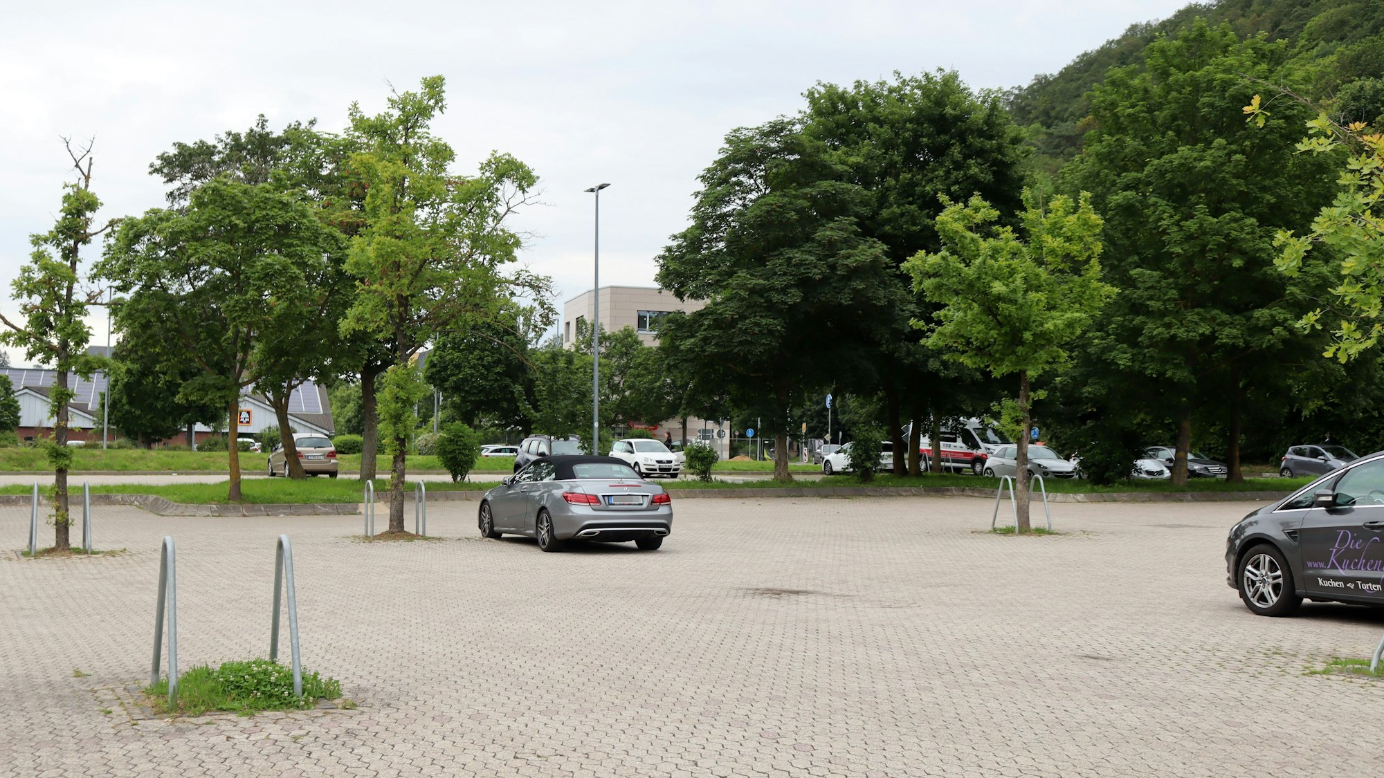 Ein Blick auf den Parkplatz am Sittardweg. Nur vereinzelt stehen dort Autos.