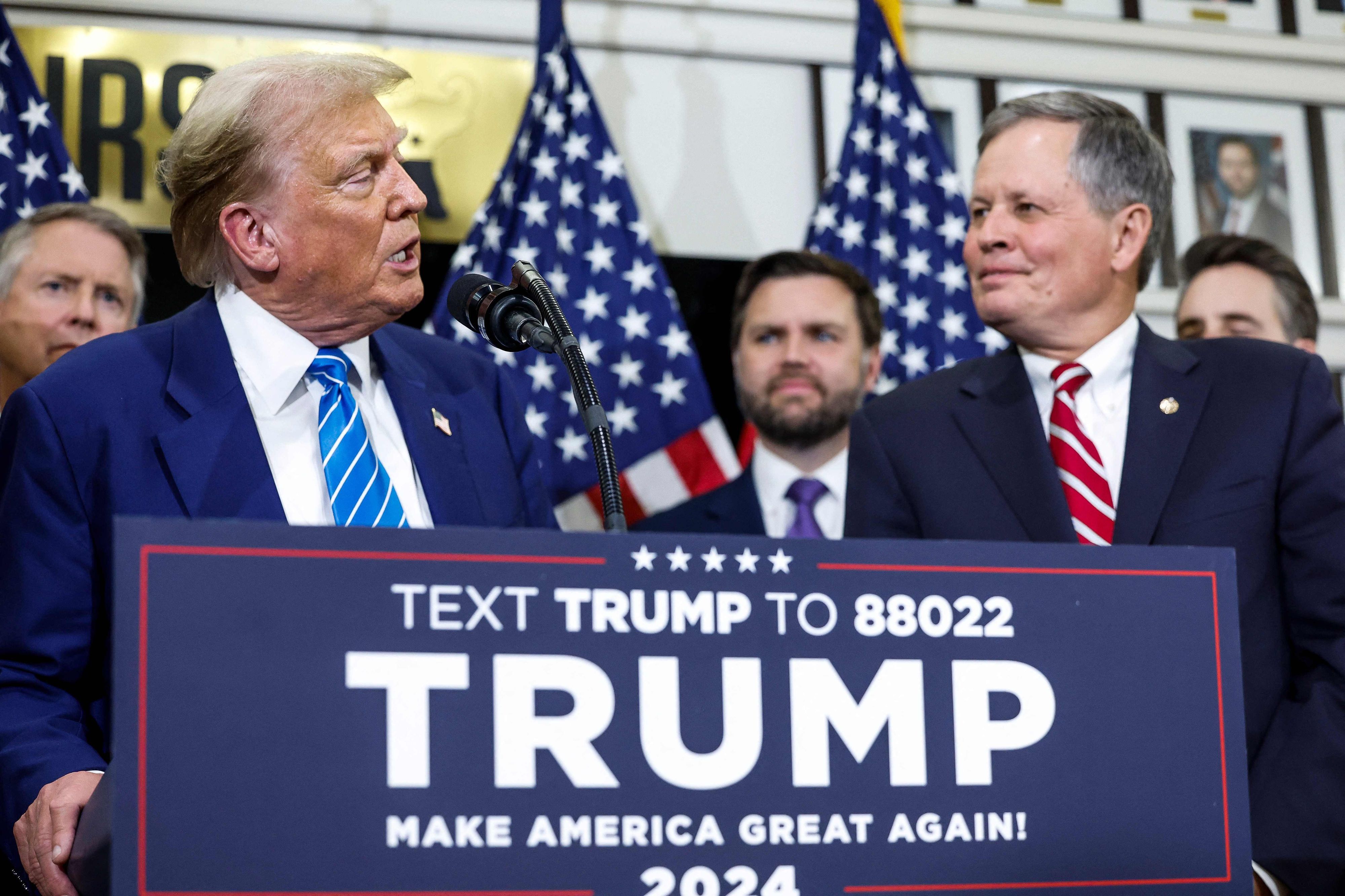 Ex-US-Prsident Donald Trump spricht mit seinem Parteikollegen Steve Daines (R-MT) in Washington.