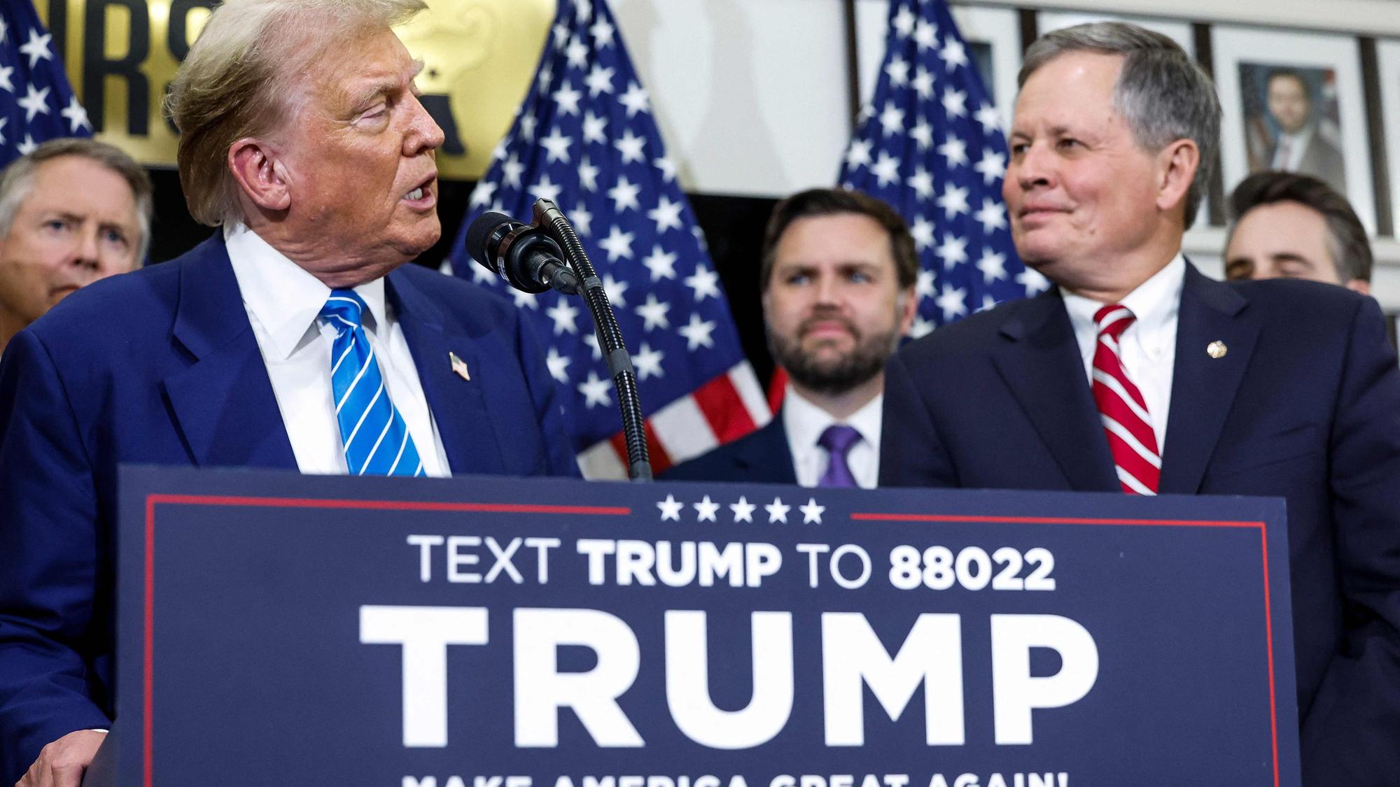 Ex-US-Prsident Donald Trump spricht mit seinem Parteikollegen Steve Daines (R-MT) in Washington.