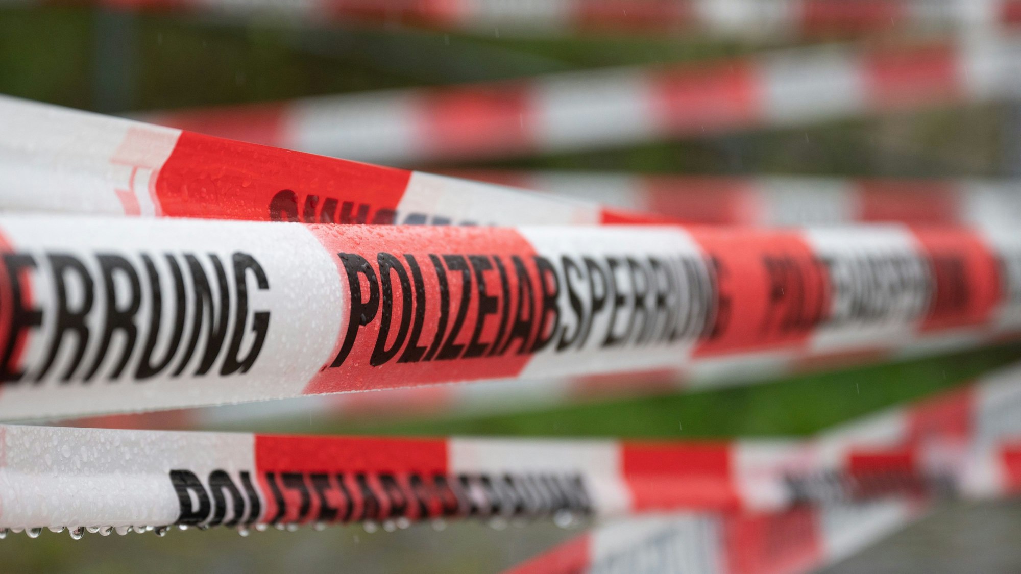 Absperrband der Polizei sperrt den Durchgang ab.