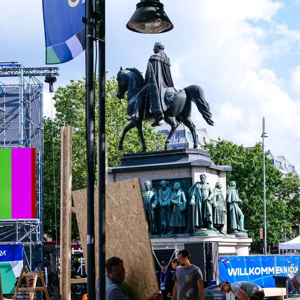 Riesige Bildschirme werden in der Fans Zone am Heumarkt aufgestellt.