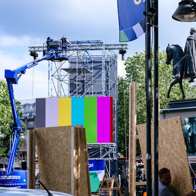 Riesige Bildschirme werden in der Fans Zone am Heumarkt aufgestellt.
