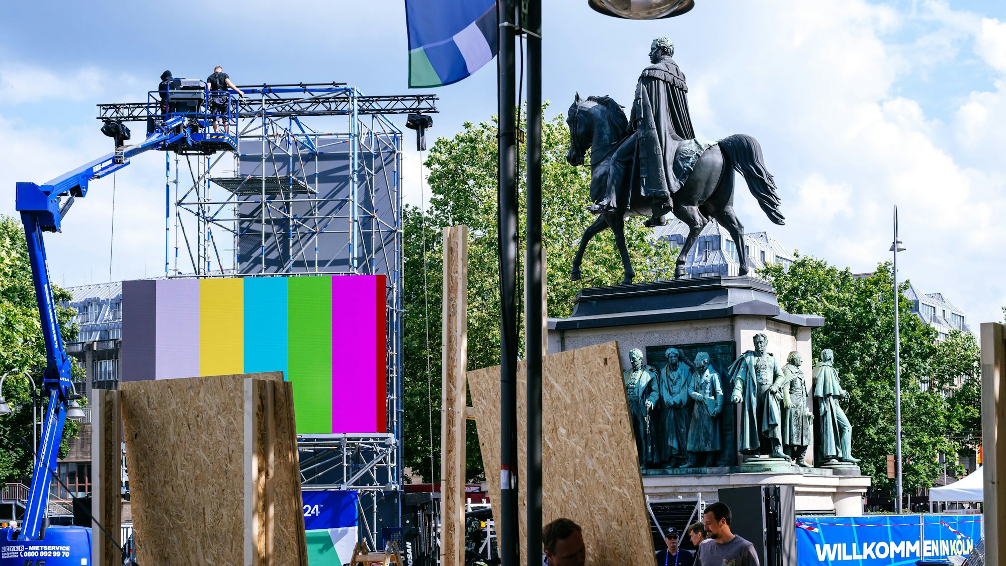Riesige Bildschirme werden in der Fans Zone am Heumarkt aufgestellt.