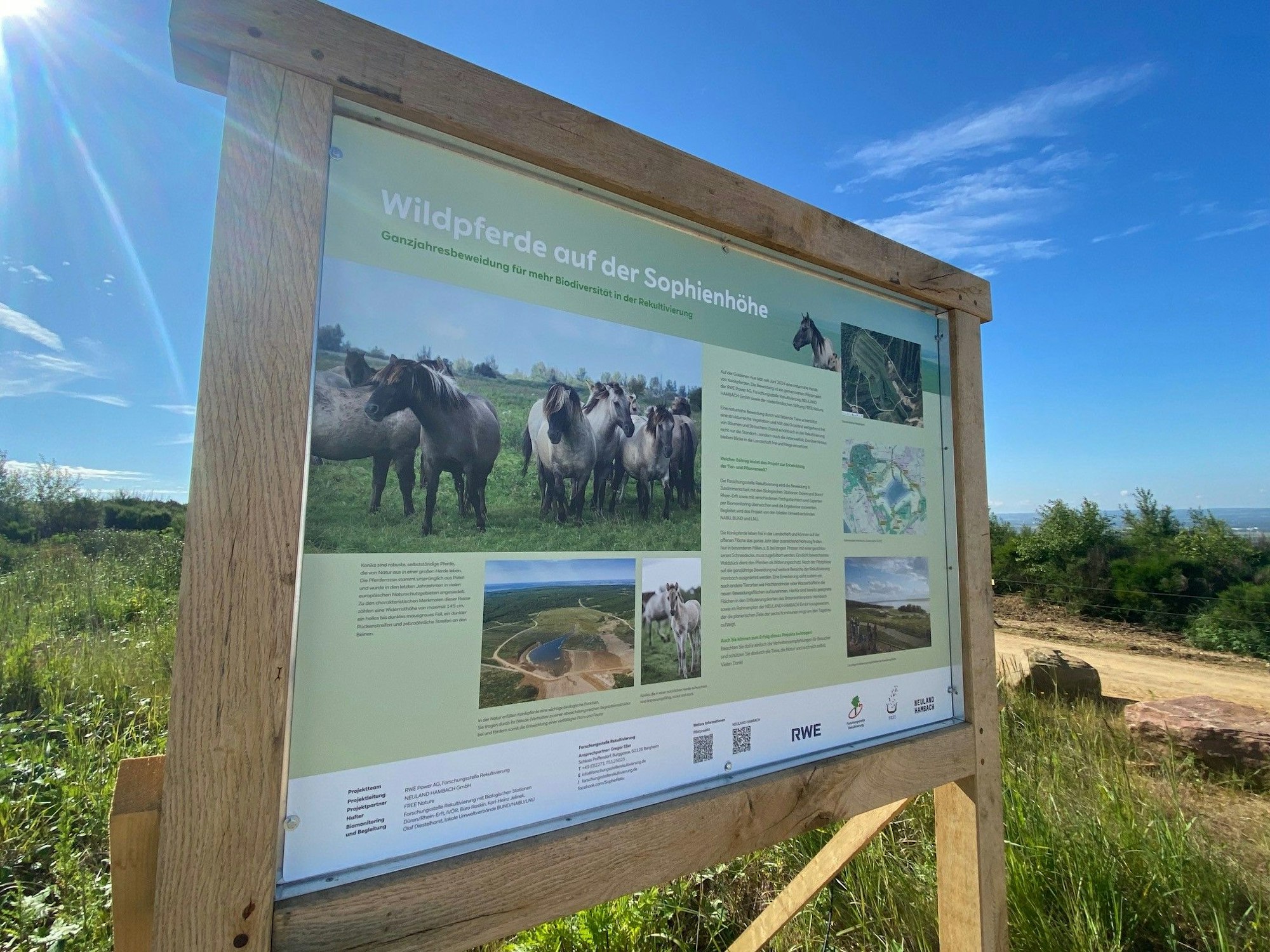Auf dem Bild sind Hinweistafeln zu sehen.