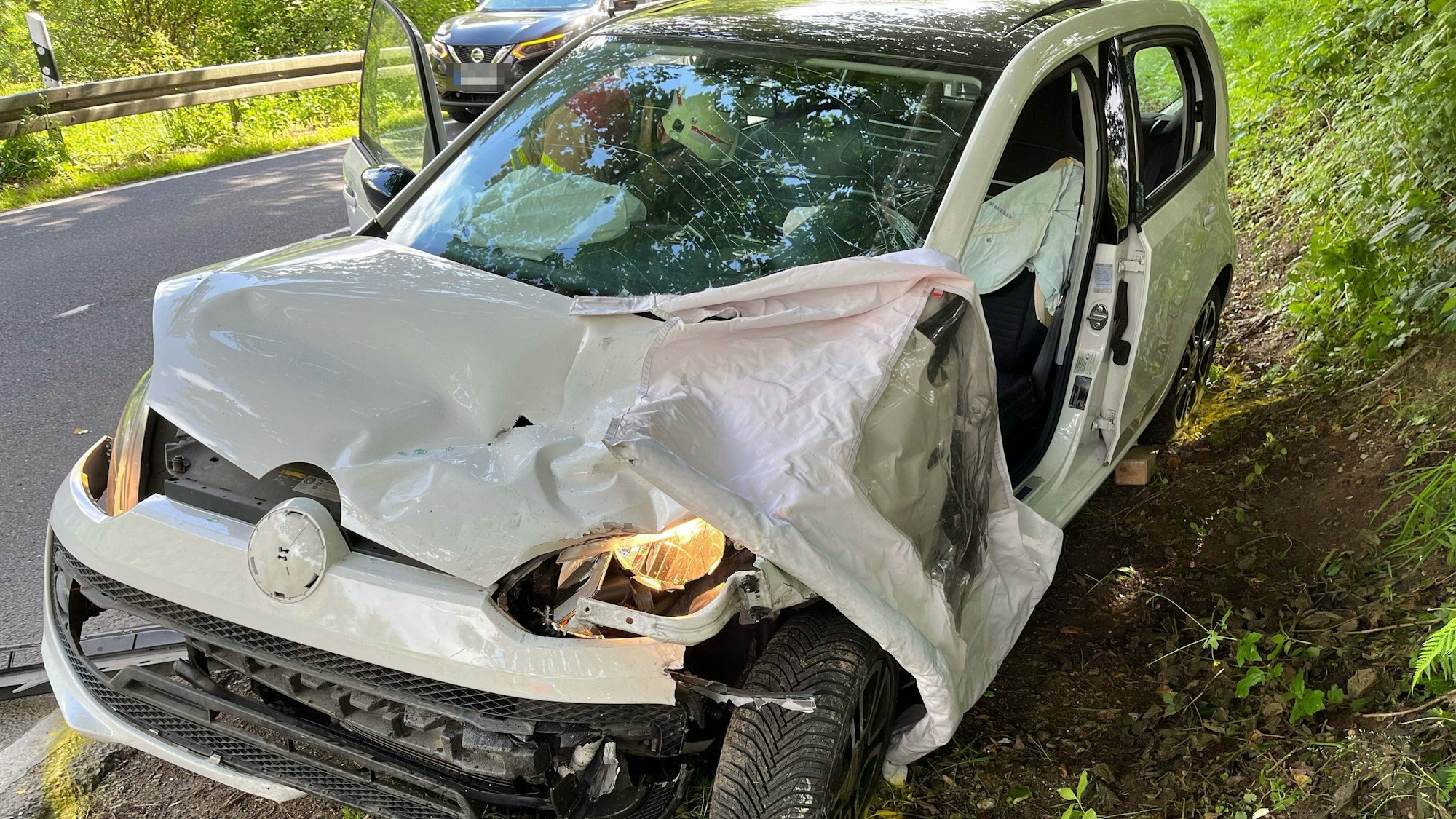 Der VW war nach dem Unfall stark beschädigt und musste abgeschleppt werden.