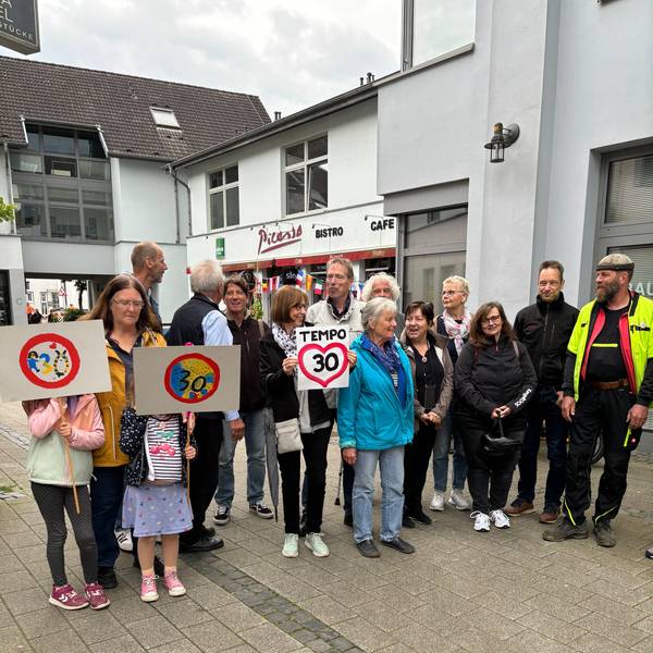 Das Foto zeigt Bürger aus Rösrath, die für Tempo 30 auf den Hauptstraßen in Rösrath demonstrieren